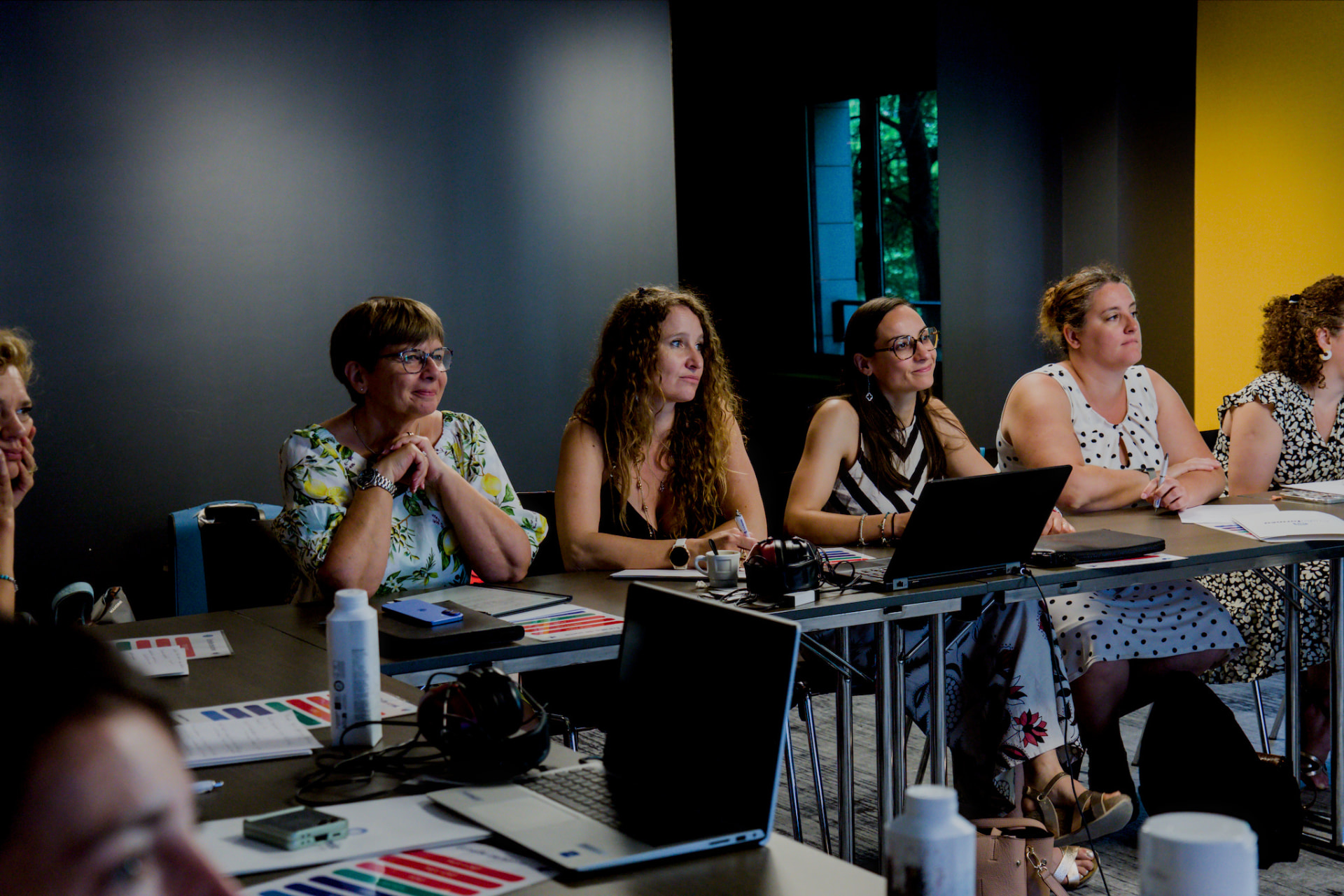 Salle de formation avec les participants attentifs